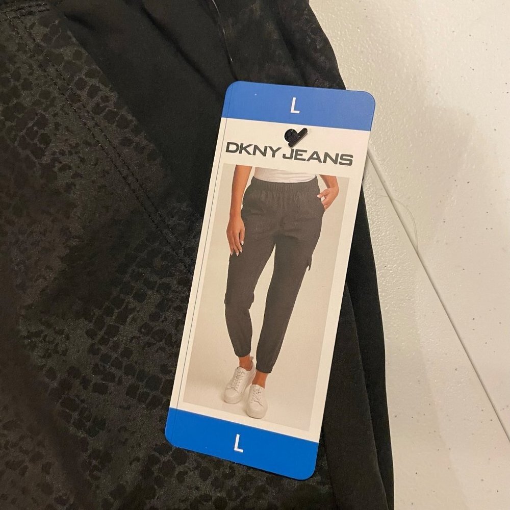 DKNY Sport Embossed Snakeskin Jogger Capri Pants Black Womens - Picture 4 of 4